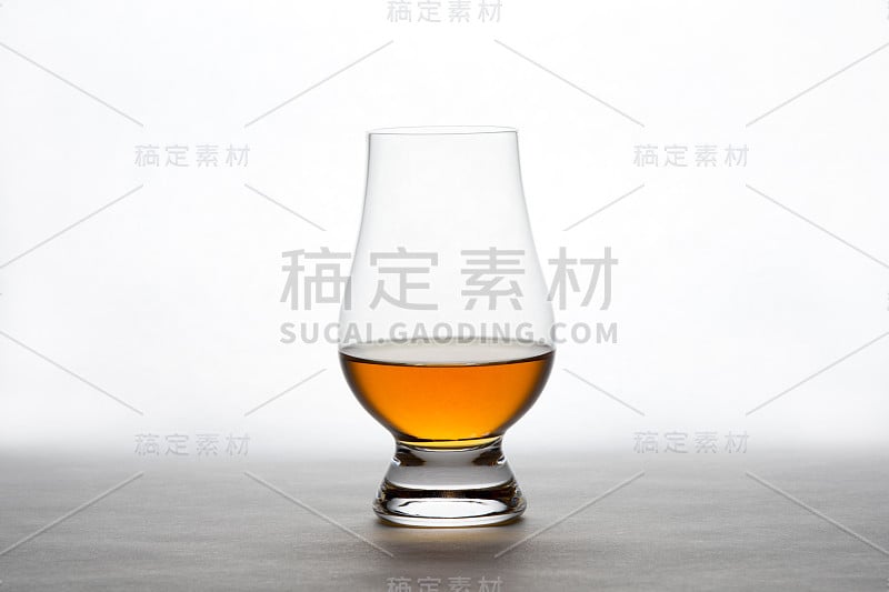 威士忌在一个水晶品尝杯