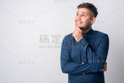 肖像快乐年轻英俊的波斯商人思考