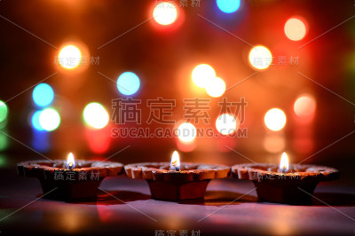 在排灯节庆祝期间点燃的粘土迪亚灯。问候卡设计印度的光节日称为排灯节