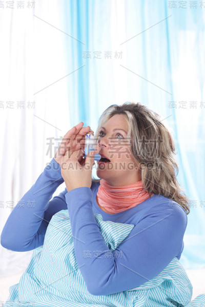 成熟的女人会吸入哮喘喷雾剂