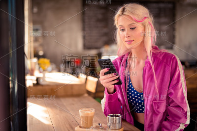 坐在咖啡店里的年轻美女