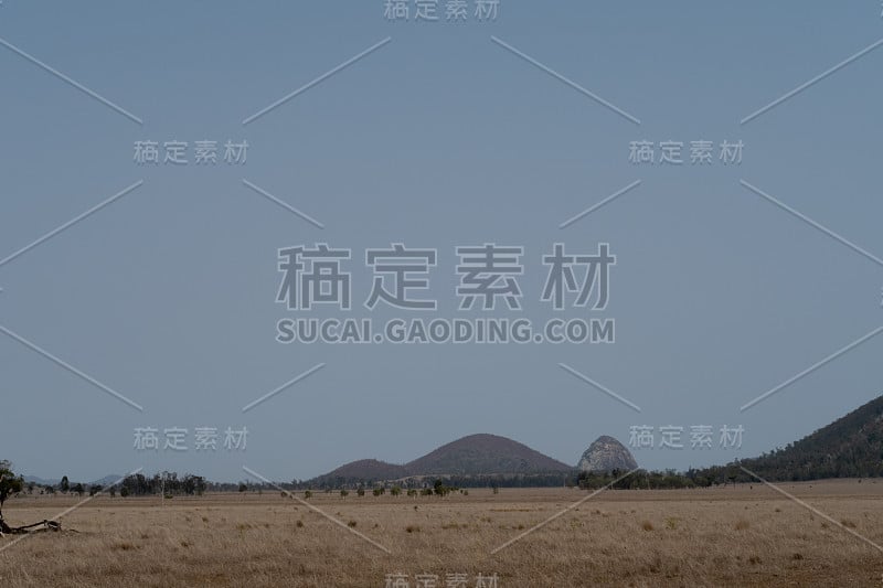 一个令人印象深刻的粗面细胞塞从一个长期的死火山与干燥的雨林在较低的斜坡和出现箍松树在山顶。巴嘎国家公