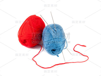 编织针和毛线在一个白色。