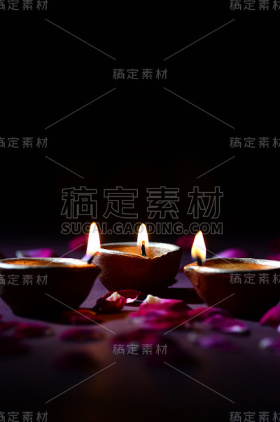 传统的粘土灯在排灯节庆祝期间点燃