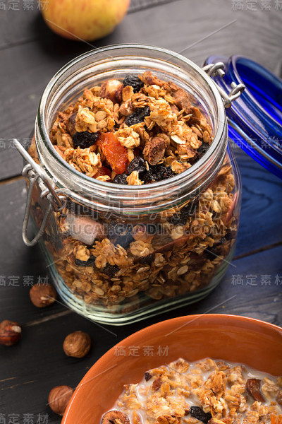 苹果格兰诺拉麦片和燕麦片