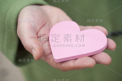 礼物在形状心形的女人手-情人节概念