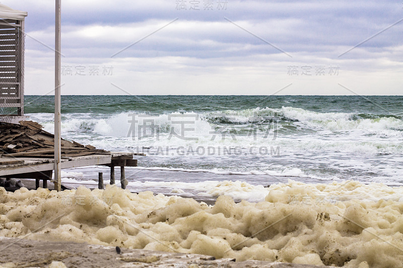 海泡沫和强大的海溅波