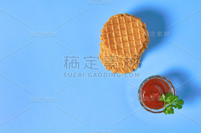 许多薄辣华夫饼和美味的酱汁在紫色的背景。前视图。本空间