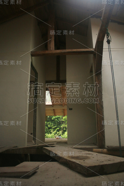 用木板作为桥梁连接两个未完成部分的房屋