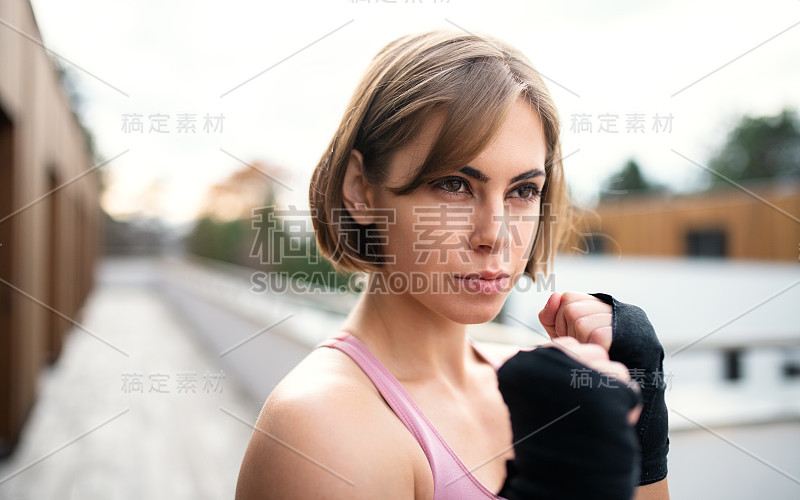 一个年轻女子在户外露台上练习空手道。