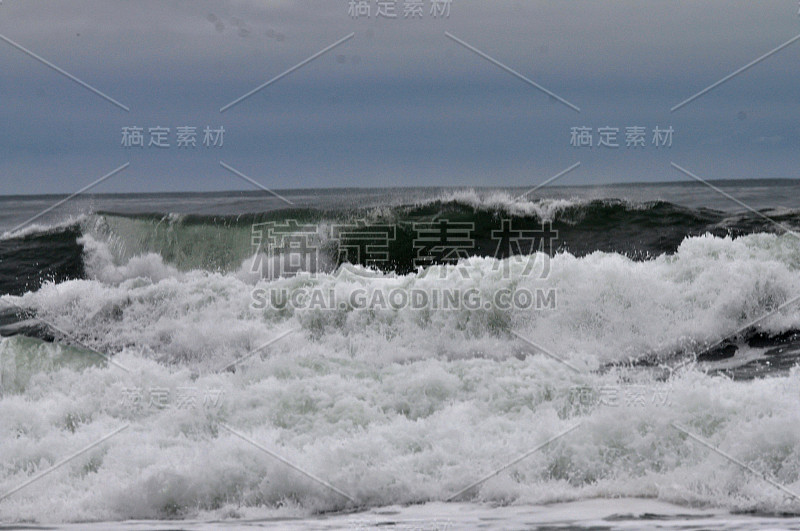 暴风雨天的浪花