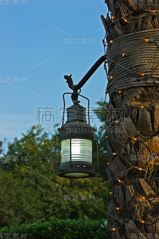 传统阿拉伯金属街灯