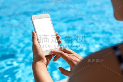 一个在泳池边用手机的女人
