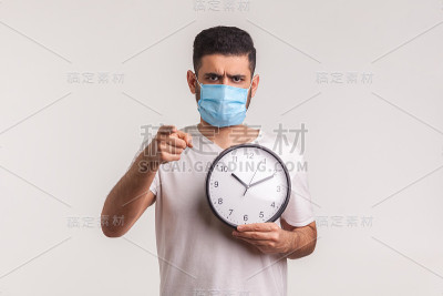 是时候小心了!人在保护性卫生口罩持钟，警告新型病毒流行