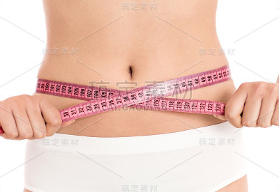 用卷尺量腰围的女人