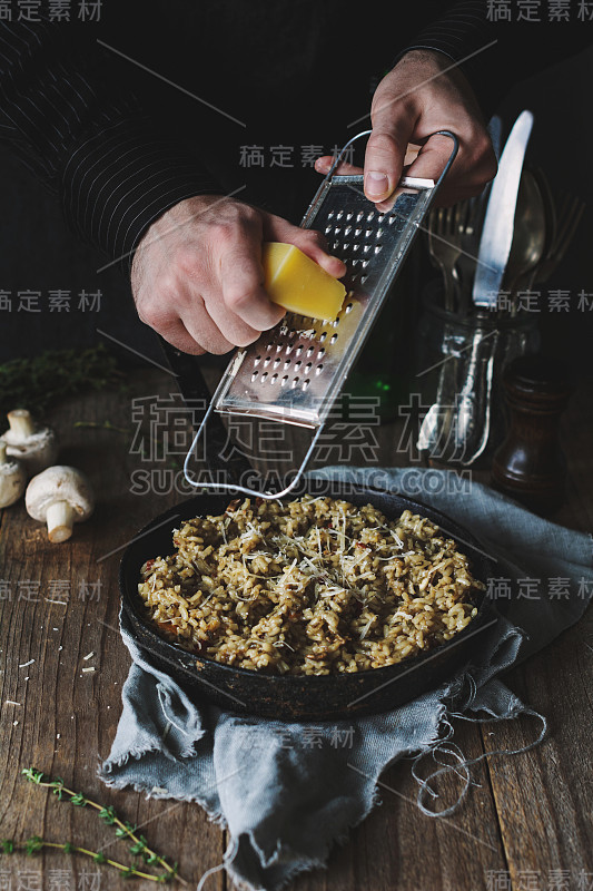 在意大利调味饭上磨碎奶酪的过程