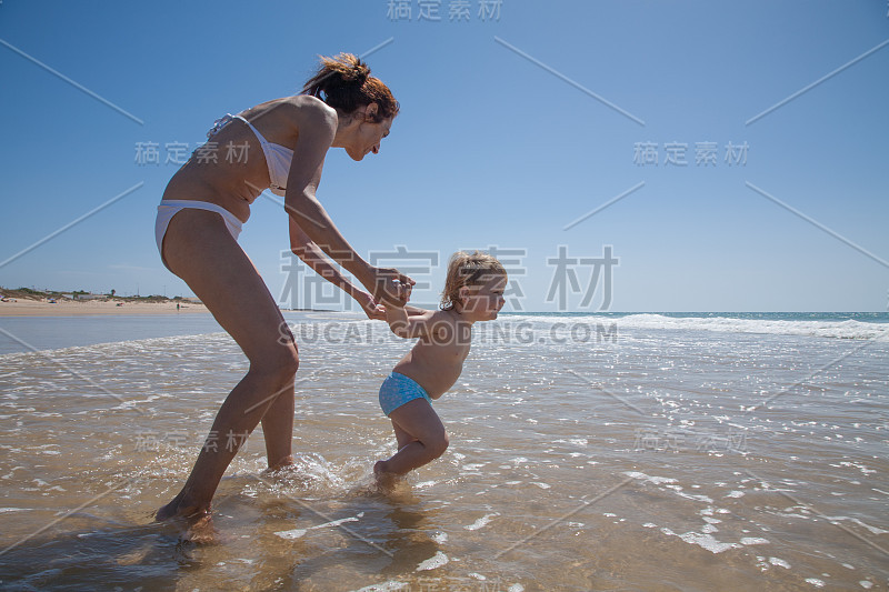 宝宝把妈妈拉到海里