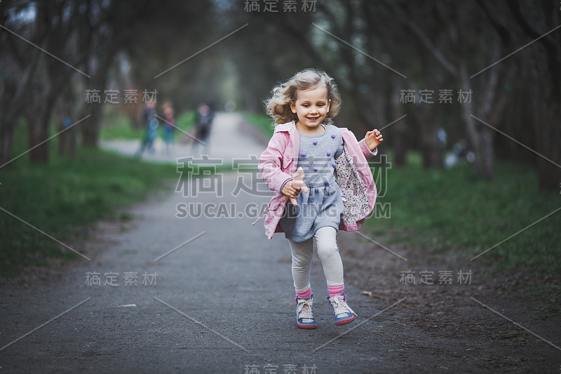 一个白人小女孩跑向镜头