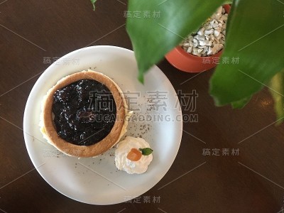 美味的黑莓芝士蛋糕与鲜奶油的特写。