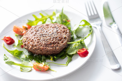 特写美味的牛肉肉饼