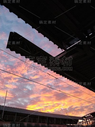 日落时的剪影城市景观
