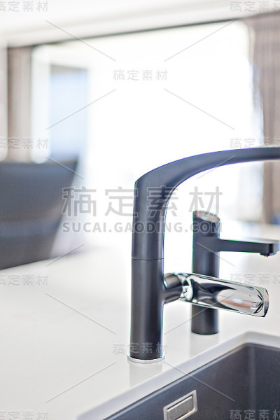 光滑的盆龙头