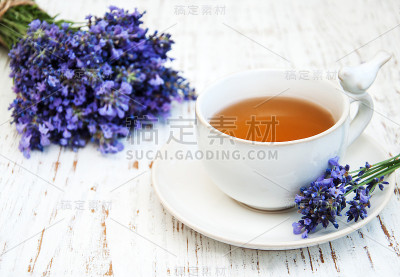 一杯茶和薰衣草花