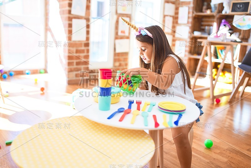 可爱的幼童在幼儿园玩很多玩具