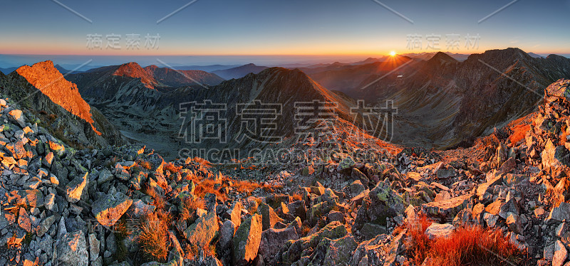 秋季全景在高山ladnscape与太阳