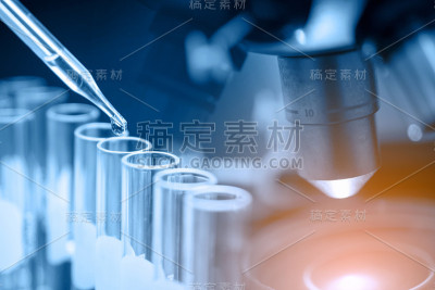 配有实验室玻璃器皿的显微镜