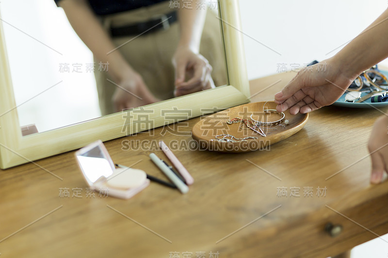 年轻女子佩戴饰物