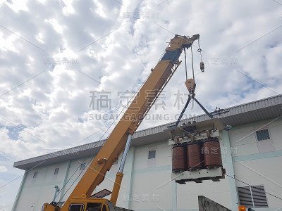 操作和吊装变压器的工业起重机
