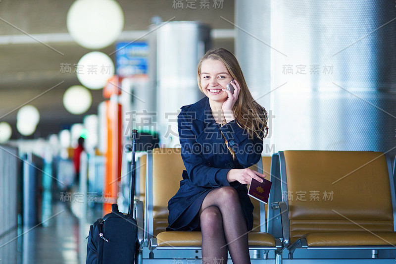 国际机场的年轻女性旅客