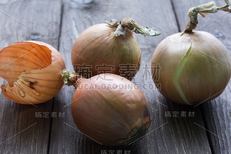 大灯泡放在木桌上