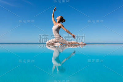 在泳池边做瑜伽的女人。