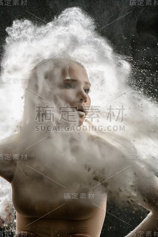 性感的女孩在一团白色尘埃的画室肖像