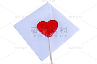 打开蓝色的信封和红色的棒棒糖在白色的背景上心形。