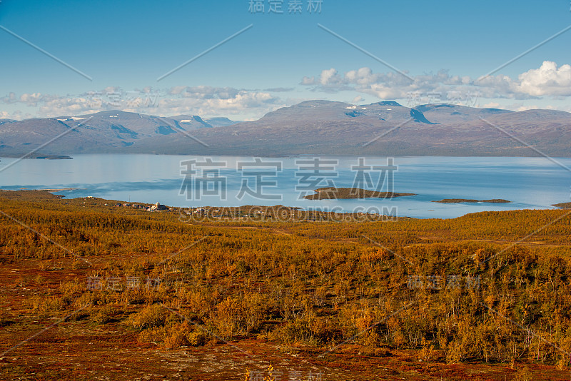 风景与Tornetrask湖和山脉，Norrbotten，瑞典