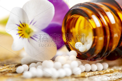 替代药物与草药和顺势疗法药丸