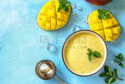 冰淇淋、甜食或甜点。自制芒果水果冰淇淋，夏日热带水果冰糕放在石桌上。俯视图平铺背景。副本的空间。