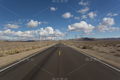 孤独的沙漠之路