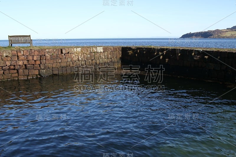 英国索特兰岛阿伦岛布罗迪克附近海岸的一堵墙