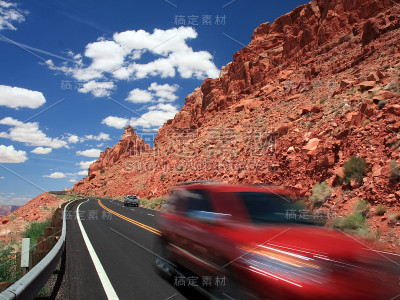 红色汽车在路上行驶