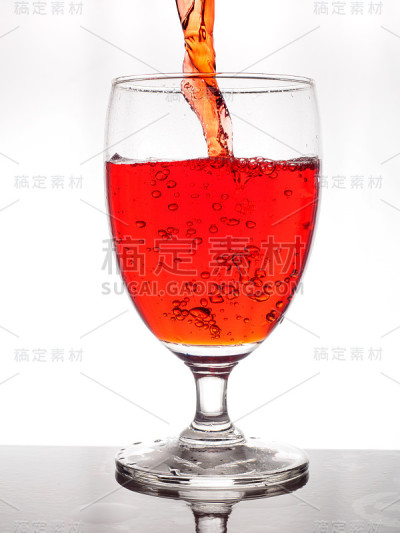 加水的酒杯