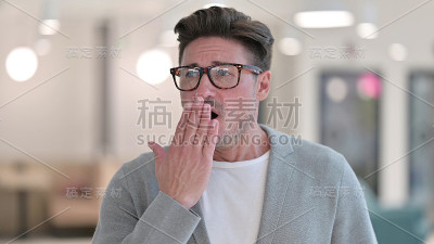 瞌睡的中年人打呵欠的肖像