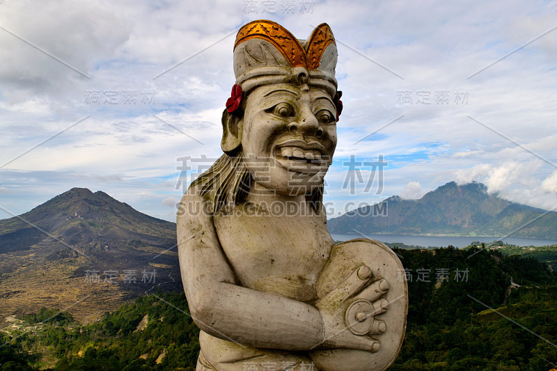 一座雕像，前面是令人惊叹的山景