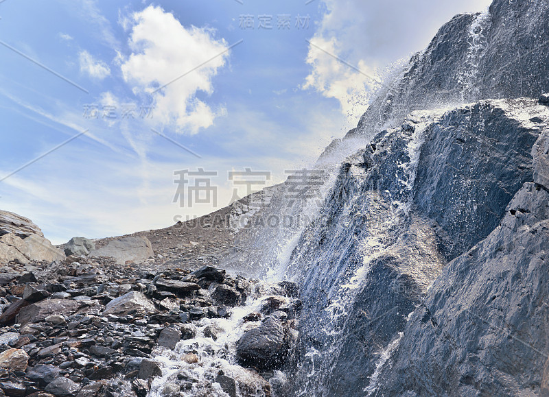 靠近从冰川上流过的水，在高山岩石上