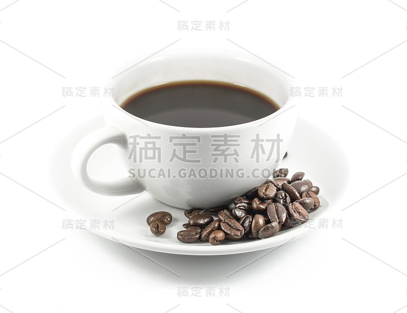 白色背景下的烘豆咖啡杯。