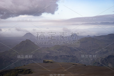 索斯默克附近的拉夫夫格尔徒步旅行步道上的山峰和云