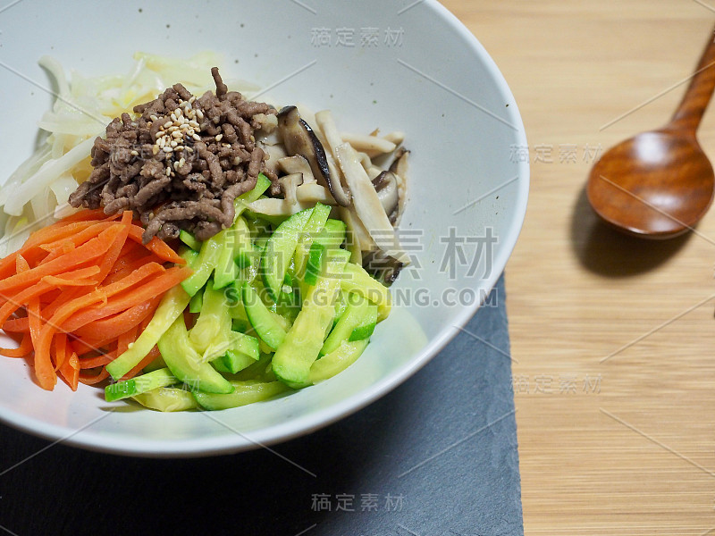 韩国食品牛肉蔬菜石锅拌饭